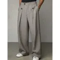Pantaloni eleganti da uomo a gamba larga e dritta in grigio con dettagli a pieghe e bottoni - Taglia M / Pantaloni e gonne / Grigio