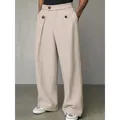 Pantaloni eleganti beige da uomo a gamba larga con bottoni decorativi e pieghe - Albicocca