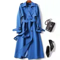 Vista dettagliata di un trench blu medio-lungo con cintura in stile classico chic - Taglia S / Top / Blu
