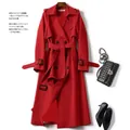 Elegante trench rosso sotto il ginocchio con cintura e bottoni - Rosso
