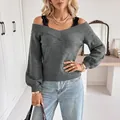 Elegante suéter de punto gris con hombros descubiertos, encaje negro y escote en pico - S / Tops / Gris oscuro