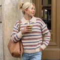Oversized gestreepte gebreide trui met een klassieke polokraag in zachte pastels - S / Tops / Roze Gestreept