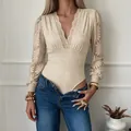 Elegante body beige de manga larga con cuello en V y encaje floral para mujer - S / Tops / Albaricoque