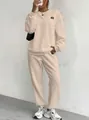 Conjunto de dos piezas para mujer en punto de ochos crema con sudadera y pantalones - Albaricoque