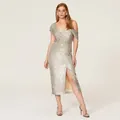 Detalle del elegante vestido midi de lentejuelas plateadas con abertura lateral. - S / Vestidos / Plateado