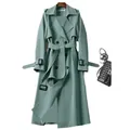 Elegante trench doppiopetto verde menta di media lunghezza con cintura e cinturini - Taglia S / Top / Verde