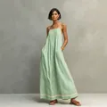 Elegante vestido largo de rayas verdes y blancas con tirantes finos y bolsillos - S / Vestidos / Verde claro