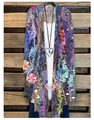 Nahaufnahme der farbenfrohen Damen-Strickjacke mit abstraktem Blumendruck und langen Ärmeln - S / Oberteile / Künstlerischer Blumendruck in Violett, Blau und Rosa