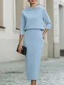 Élégant ensemble deux pièces bleu clair avec haut à col bateau et jupe crayon midi. - Bleu clair