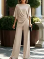 Dettaglio del set beige due pezzi con camicetta drappeggiata e pantaloni larghi. - Beige