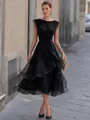 Elegante abito nero senza maniche con balze in tulle a strati e scollo a barchetta. - Taglia S / Vestiti / Nero
