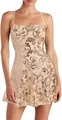 Elegante primo piano di un abito da festa sexy con paillettes champagne e motivi floreali complessi. - Oro