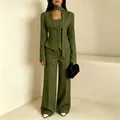 Vista completa de traje de mujer verde oliva con blazer, bufanda y pantalones de pierna ancha - S / Top Y Pantalón / Verde Militar