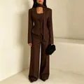 Elegantes dunkelbraunes Blazer-Anzugset mit passendem Schal und weit geschnittener Hose - Dunkelbraun