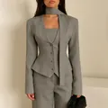Elegantes graues dreiteiliges Set mit V-Ausschnitt-Blazer, Schal-Detail und Anzughose. - Grau