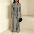 Eleganter grauer Damen Dreiteiler mit Blazer, Weste, Hose und passendem Halstuch. - Grau