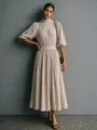Elegante beige midi-jurk met opstaande kraag, pofmouwen, getailleerde taille en plooirok. - S / Dresses / Abrikoos