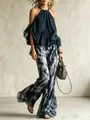 Vista dettagliata del set top halter in chiffon blu e pantaloni a gamba larga stampati - XS / Top E Pantaloni / Blu navy