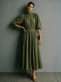 Elegante olijfgroene jurk met hoge hals, pofmouwen en een geaccentueerde taille. - S / Dresses / Legergroen