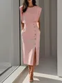 Robe sans manches abricot élégante avec épaulettes et fente latérale boutonnée chic. - Rose
