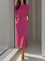 Vue détaillée d'une robe midi fuchsia avec boutons dorés et fente latérale élégante - Rose foncé