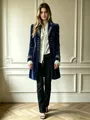 Primo piano del cappotto invernale in velluto blu navy con ricami floreali bianchi. - Taglia S / Top / Blu navy