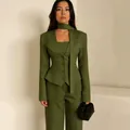 Elegantes olivgrünes dreiteiliges Damen-Blazer-Anzugset mit dazu passendem Schal - S / Oberteile / Armeegrün