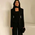 Elegantes schwarzes dreiteiliges Damen-Anzugset mit Schal-Detail, moderner Business-Look - Schwarz