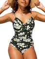Detail eines sexy Blumen-Badeanzugs mit Gänseblümchen-Muster und Raffungen - Weiße Blume