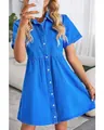 Détail d'une robe en jean bleu délavé avec col à revers et boutons blancs pour femmes. - S / Robes / Bleu saphir