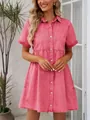 Détail de la robe en jean délavé rose avec taille à volants et boutons - S / Robes / Corail