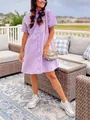 Vue lifestyle en extérieur d'une robe en jean lavé violette à manches courtes - S / Robes / Mauve Clair