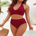 Gros plan d'un bikini bordeaux avec haut licou croisé sexy et culotte taille haute froncée - S / Haut Et Bas / Rouge Brique