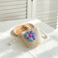 Lindo bolso bandolera de paja para niños con una flor a cuadros azules y blancos - Bolso Pequeño (14x12cm) / Flor De Cuadros Azul-Beige