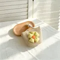Süße Stroh-Umhängetasche für Kinder mit großer gelber Stoffblume und Tragegurt aus Seil - Karo-Blumen-Stil / Kleine Tasche (14*12cm) / Gelb Karo Blume - Beige
