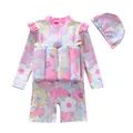 Detailansicht eines Blumen-Mädchen-Auftrieb-Badeanzugs mit Rüschen und passender Kappe - L (90-100cm, 26-32) / Kleider / Rosa Erdbeere