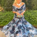 Gedetailleerd overzicht van een blauw-zwarte abstracte print jurk voor dames met voering - Blauw Zwart Print