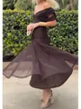 Elegante abito lungo in rete marrone scuro con spalle scoperte e gonna fluida - Taglia S / Vestiti / Marrone