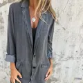 Chaqueta vaquera de corte holgado con solapa en lavado gris, ideal para el estilo de otoño. - Gris