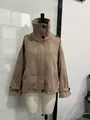 Dettaglio di una giacca di lana kaki da donna con collo alto su un manichino bianco - Top / Kaki / XS