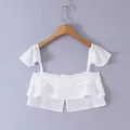 Detailweergave van een witte Franse crop-top met kanten randen en fladderende mouwen - S / Tops