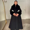Elegante cappotto invernale lungo nero con collo in pelliccia rimovibile e gonna a ruota. - Taglia S / Top / Nero