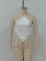 Detailopname van witte kanten haltertop met opengewerkt haakpatroon en strikhals - S / Tops / Wit