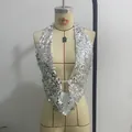 Vista detallada de un top halter con lentejuelas plateadas brillantes y diseño sin espalda. - S / Parte superior (XTLC822) / Plata Brillante
