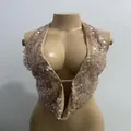 Detalle de un top halter con lentejuelas champán brillantes y escote en V - S / Parte superior (XTLC822) / Champán
