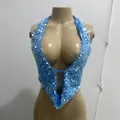 Vista detallada de un sexy top halter de lentejuelas azul claro en un maniquí para mujer. - S / Tops / Azul