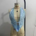 Detalle del top halter con lentejuelas azul claro en un maniquí de exhibición profesional - S / Parte superior (XTLC822) / Azul claro