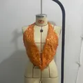 Vista detallada de un top halter sexy con lentejuelas naranjas para mujer en maniquí. - S / Tops / Naranja