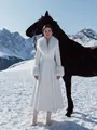 Elegante cappotto lungo di lana bianca con collo in pelliccia in un paesaggio innevato - Taglia S / Top / Bianco