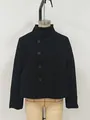 Vista dettagliata di un cappotto corto in lana nera con collo alto e chiusura a bottoni - Taglia S / Top / Nero